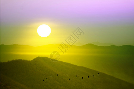 黄平俊山上美丽的日出 和黄色金色天空上的双月鸟飞翔背景图片