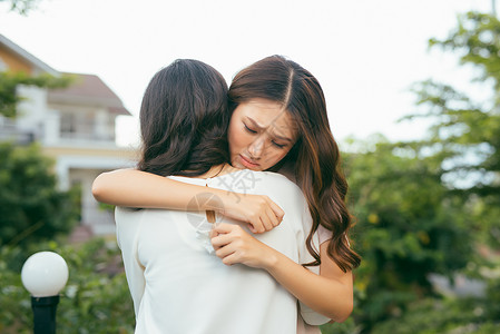 友谊有助于支持和困难时期的概念 人情感情是人类的情感朋友女性青少年悲伤姐妹女士拥抱女孩家庭讲话背景图片