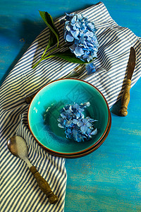 花朵和餐桌设置杯子餐巾毛巾盘子厨房银器乡村玻璃餐具绣球花背景图片