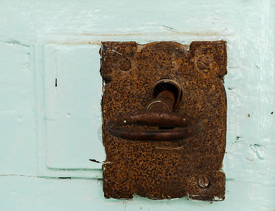 一个生锈门特写旧锁和钥匙 在门房安全上有一个有趣的纹理房子古董圆柱腐蚀隐私警卫入口金属出口背景