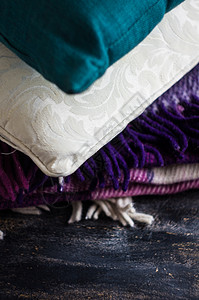 丰富多彩的枕头和格格毯子棉布房子贮存柔软度乡村椅子房间格子装饰背景图片