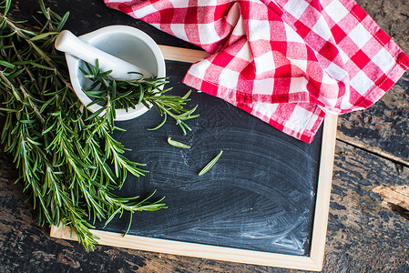 有机食物有机食品概念黑板草本植物笔板食品饮食食物香料迷迭香厨房砧板背景图片