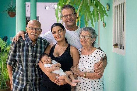 四代家庭相片母亲拉丁婴儿父母夫妻医学白发奶奶友谊爷爷背景图片