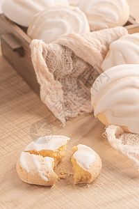 蛋糕画册封面鸡蛋白封面的椰子糕点糖果邮票面包蛋糕芯片传统小吃甜点玻璃背景