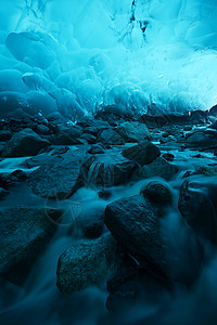 阿拉斯加的冰洞勘探旅行荒野冰川蓝色高清图片