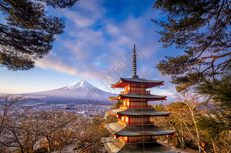 红塔和背景的藤藤山 日本藤田高清图片