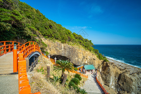 Udo Shrine 位于宫崎市以南的尼希南海岸海洋吸引力天空建筑学蓝色海景文化旅行地标海岸线背景