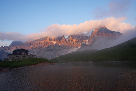 意大利多洛米山步骤顶峰风景避难所多云公园山峰崎岖高清图片