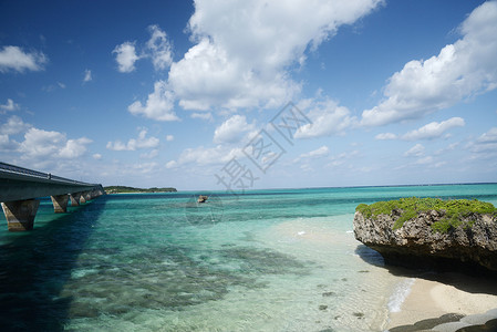 宫岛海海滩假期热带晴天蓝色天空绿色海洋白色背景图片