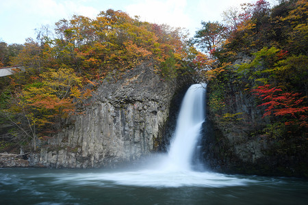 秋色的东北瀑布溪流公园叶子瀑布国家绿色季节白色旅行峡谷森林背景图片