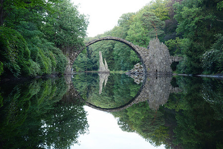 德国魔鬼桥反射建筑学岩石公园风景地标石头基石圆圈旅行背景