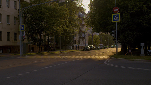 日落时交叉行走 街上有车背景图片