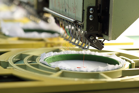 机器刺绣的特写服饰工具工艺棉布制造业纤维纺织品衣服机械仓库背景图片