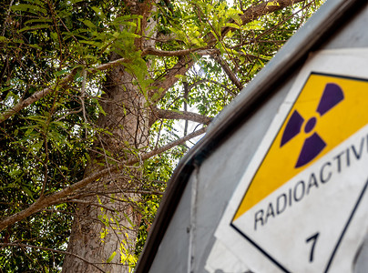 nba卡贴危险货物运输标签上的辐射警告标志 第7类 在侧面运输卡车上第7类冒险贴纸白色材料安全黄色盘子风险危险品环境背景