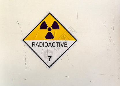 三卡汀放射性运输标签上的辐射警告标志 运输卡车上贴有第7类贴纸背景