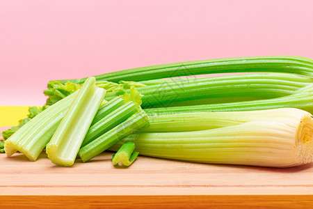 ps变瘦素材木制切割板上的新西莱丽斯特姆和乔普特塞莱里Celery Stem草本植物芹菜棒食物减肥生食竹板植物排毒木板含量背景