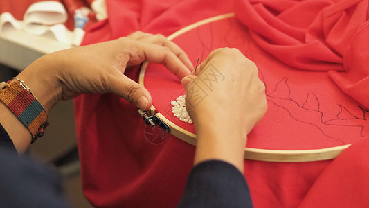 女人的手和手工工作 亲手缝衣爱好绣花手指女士材料女性裁缝艺术十字绣装饰品背景图片