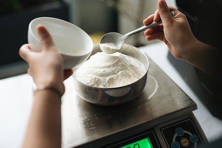 面粉在数字规模上称重的面包厨师淀粉美食平衡食物烹饪厨房糕点公克玉米烘烤背景