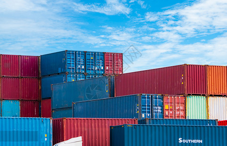 反对蓝天的红色和蓝色物流容器 货运和航运业务 用于进出口物流的集装箱船 物流业 用于卡车运输和航空物流的集装箱船运仓库金属贮存港背景图片
