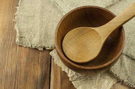 空的木碗和木勺子 用布布桌布放在木桌上烹饪菜单桌子厨房国家盘子工艺乡村家庭餐具背景图片