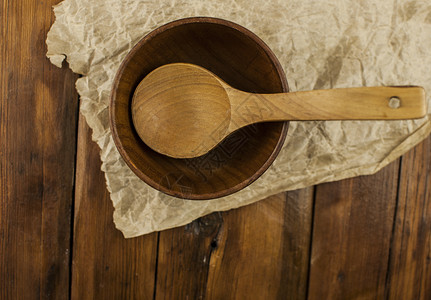 空的木碗和木勺子 用布布桌布放在木桌上桌子村庄国家家庭生态厨房环境乡村盘子工艺背景图片