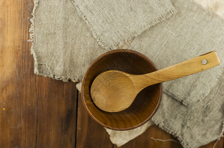 空的木碗和木勺子 用布布桌布放在木桌上用餐用具工艺餐具家庭厨房手工烹饪环境乡村背景图片