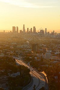 早晨在众天神那里阳光建筑物城市市中心摩天大楼交通房子街道背景图片