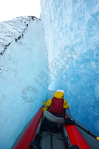 冰山中的单艇背景图片