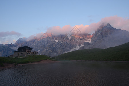 意大利多洛米山顶峰避难所风景公园多云山峰崎岖步骤高清图片