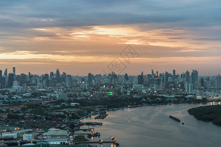晚上的Chao phraya河弯曲很美 是等待日落最后一天光辉的好时机场景景观戏剧性摩天大楼记忆建筑学地平线时光曲线商业背景图片