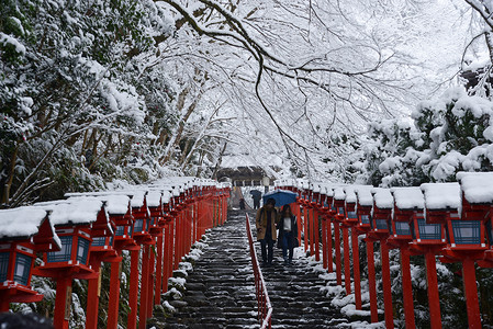 京都冬天下雪的著名的高清图片