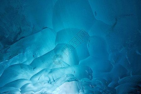 阿拉斯加的冰洞蓝色勘探冰川荒野旅行高清图片