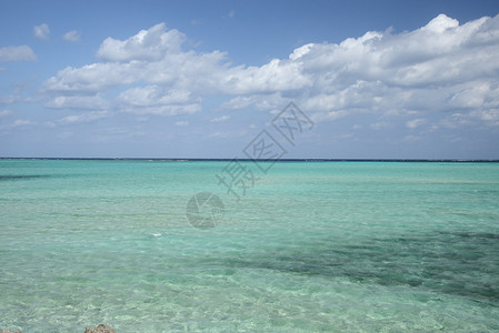 冲绳水晶海海滩海洋白色绿色天空热带蓝色晴天假期背景图片