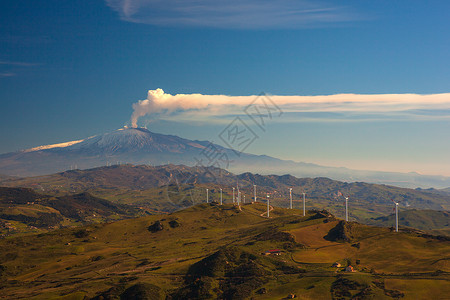 风车和埃特纳火山山的景象农村风力火山岩石涡轮顶峰涡轮机环境天空生态背景