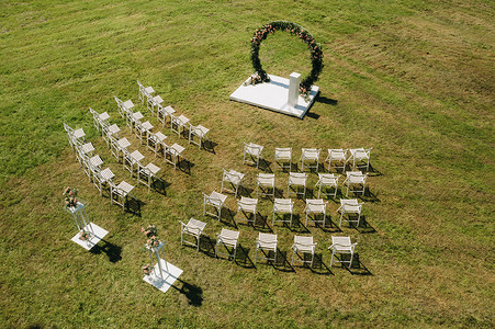 報名街上的婚礼仪式 在绿草坪上举行 有白椅子背景
