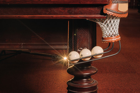 球盖菇台球桌上的球已经在台球俱乐部打过 打台球爱好棕色游戏运动角落台球桌台球袋房子桌子口袋背景