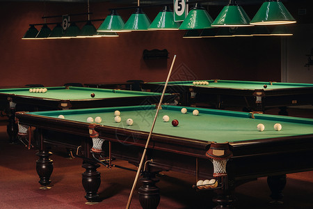 台球俱乐部里有绿色表面和球的台球桌 Pool Gam台球桌桌子娱乐闲暇口袋中场枕头绿盖角落游戏背景
