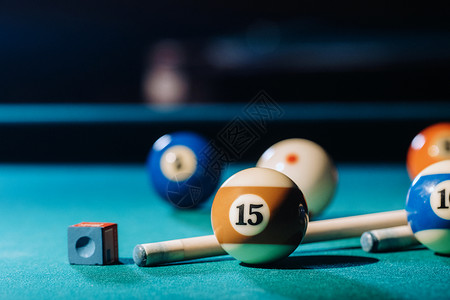 球盖菇台球俱乐部里有绿色表面和球的台球桌 Pool Gam运动口袋台球袋线索爱好角落娱乐游戏游戏池桌子背景