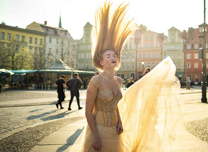 端午情长穿着婚纱 长发的新娘在旧城镇Wroclaw 在波兰一个古老城市中心拍摄婚礼照片 波兰Wroclaw女士建筑学连衣裙景点火车姿势情背景