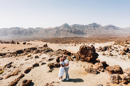 泰德休斯热恋中的人们在泰德火山的火山口接吻 特内里费岛的沙漠景观 泰德国家公园 泰德火山的沙漠火山口 特内里费岛 加那利群岛背景