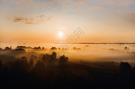 乌克兰惊人的黎明和高高 从自然界四角机拍摄的照片 以图一幅新奇的景象而为例管道农田国家食物草地农业种子地球黎明农村背景图片