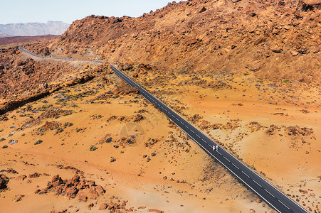 贝德里夫一对相爱的情侣在铁德火山坑沿路行走 Mars是红行星的沙漠景观 Teide国家公园 加那利群岛特内里夫背景