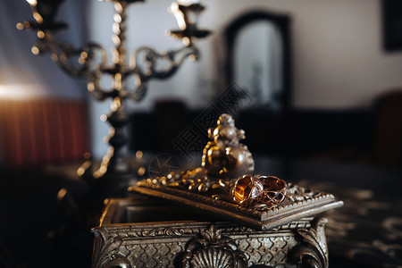金婚庆典金婚戒指躺在一个古董首饰盒上 结婚戒指用于仪式新娘婚姻夫妻恋人戒指珠宝设计宏观编织金子背景