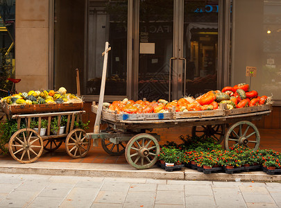 旧木制木马车上的普金大车秋收农业图标蔬菜街道木车橙子水果农场背景图片