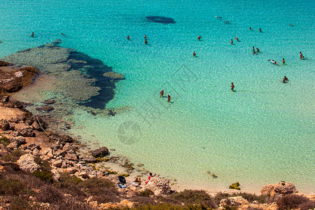 Lampedusa最著名的海景图海岸兔子晒黑胜地旅行棕褐色海滩假期悬崖旅游背景图片