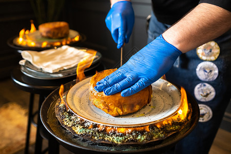 皮托式的Shahs pilaf 在餐厅里用阿塞拜疆式的熔岩为Khan服务和切开汗的皮拉夫午餐葡萄干面包木头盘子香米蔬菜疆语牛肉面团背景
