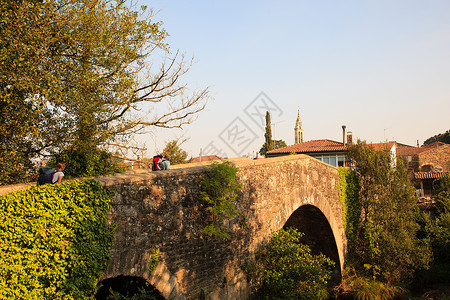 Furelos的中间桥高清图片