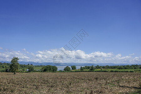 逆转泰国斯里纳卡林储藏所周围的清蓝天空白云 树木和天然草木蓝天池塘森林水库地平线农业山脉云景国家土地背景