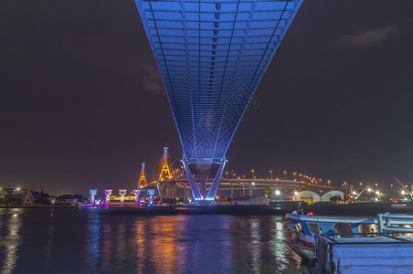 Bhumibol大桥河大桥 晚上用多种颜色打开灯光街道远景夜景场景海景色光城市天际渡船视野背景