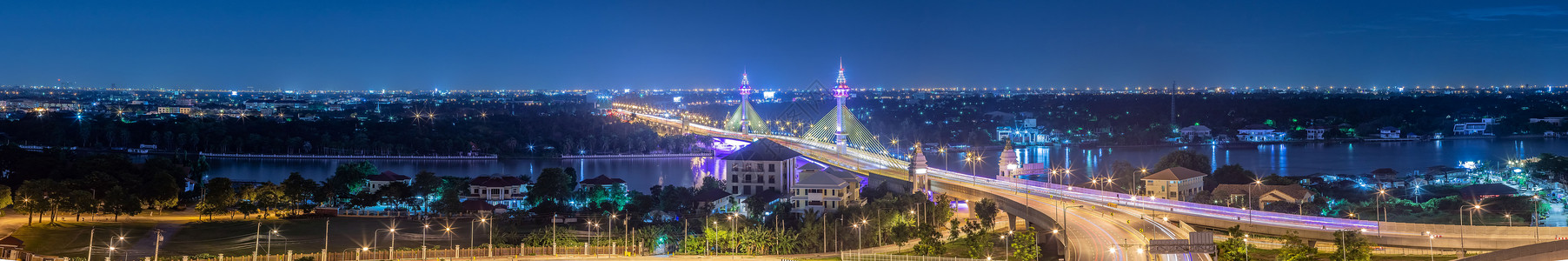 桥上的全景交通 晚上在Chao Phraya河上空的Bridge街道道路天际蓝天景观蓝色建筑旅行天空市中心背景